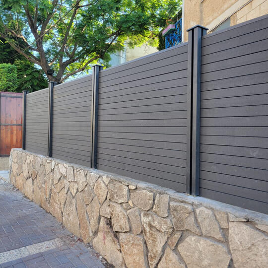 מחפשים פתרון לגדר חזקה, אסתטית ובלי תחזוקה? ב־א.ס פתרונות לחצר תמצאו גדרות אלומיניום בהתאמה אישית – בעיצוב נקי ומודרני, עמידות מלאה לשמש ולגשם ללא חלודה וללא צורך בצביעה. מגוון דגמים לבחירה, שילוב מושלם של פרטיות וביטחון – עם התקנה מהירה ואחריות